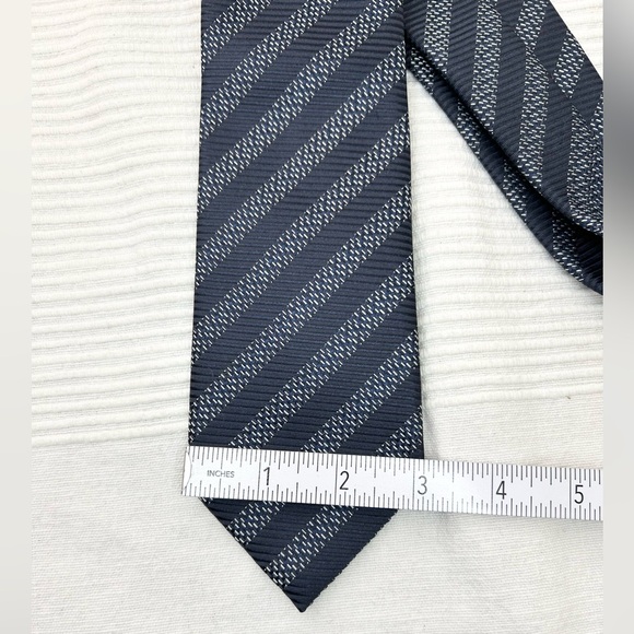 Ermenegildo Zegna Navy Blue Patterned Silk Tie - Picture 4 of 7
